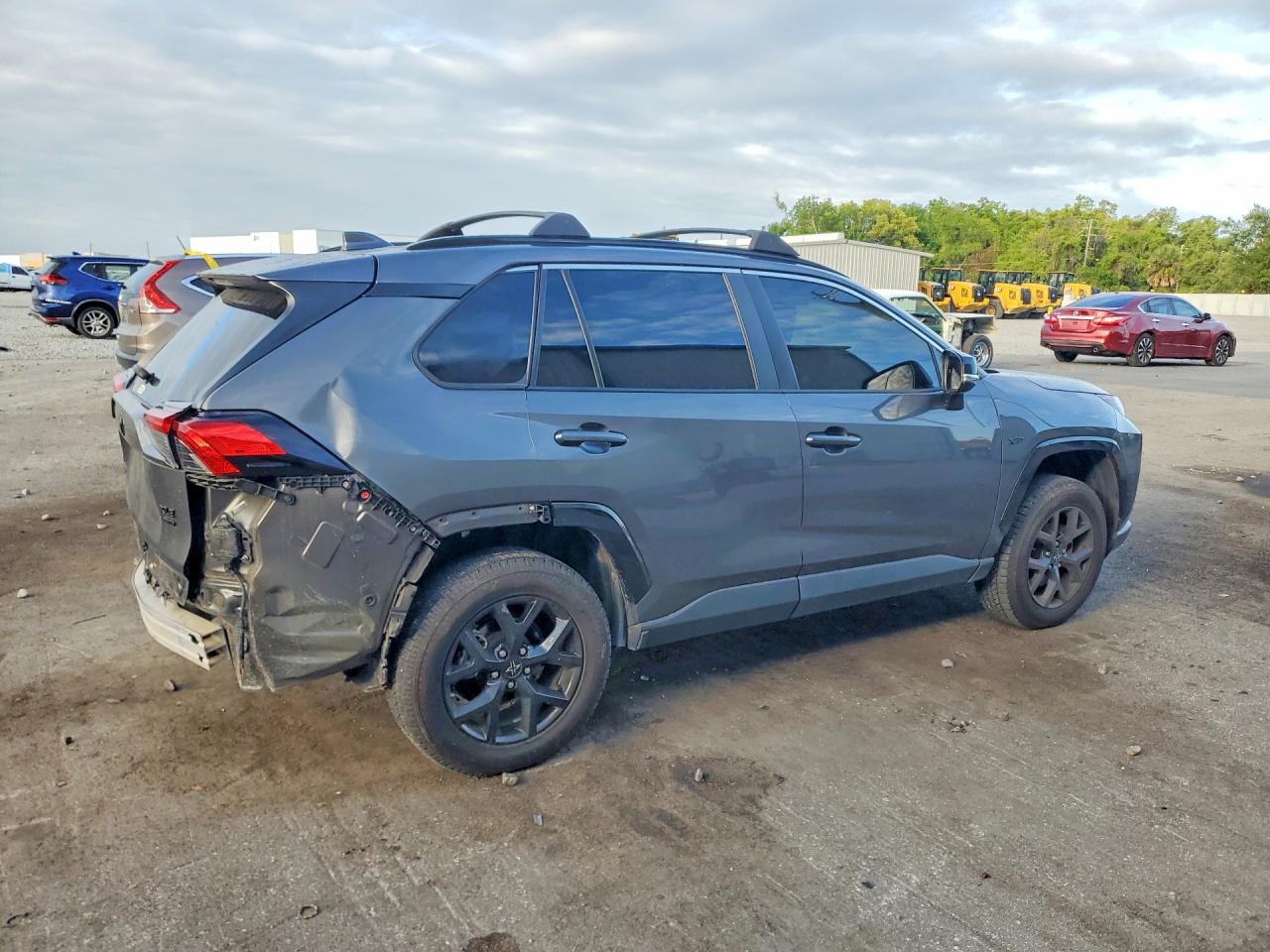 2022 TOYOTA RAV4 XLE photo 5