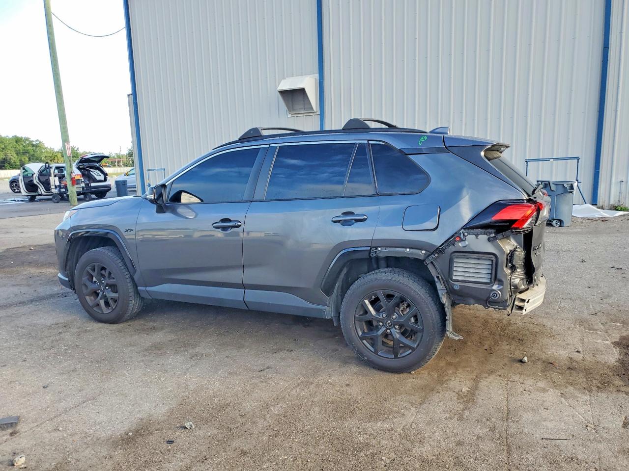 2022 TOYOTA RAV4 XLE photo 3