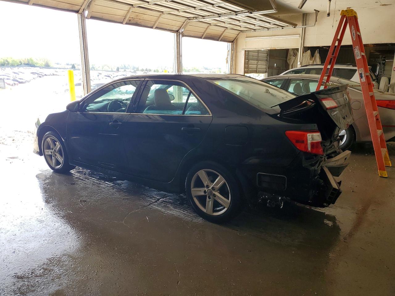 2012 TOYOTA CAMRY SE photo 3