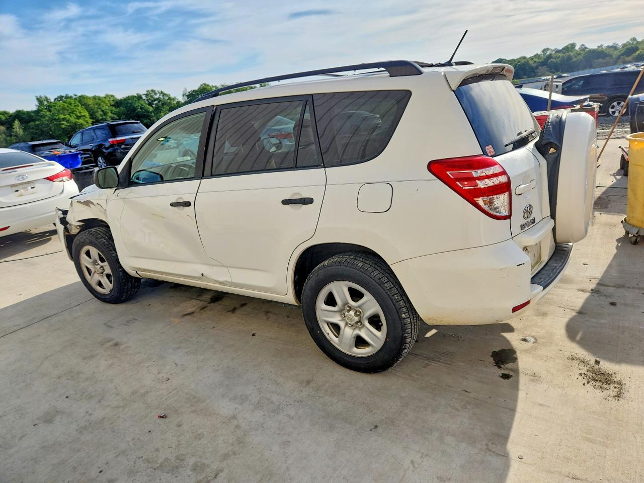 2011 TOYOTA RAV4 BASE photo 3