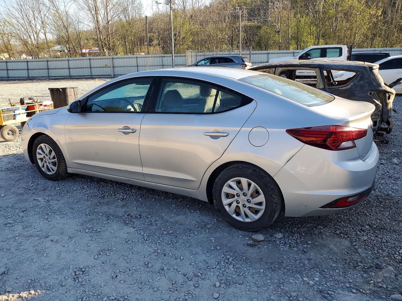2019 HYUNDAI ELANTRA SE photo 3