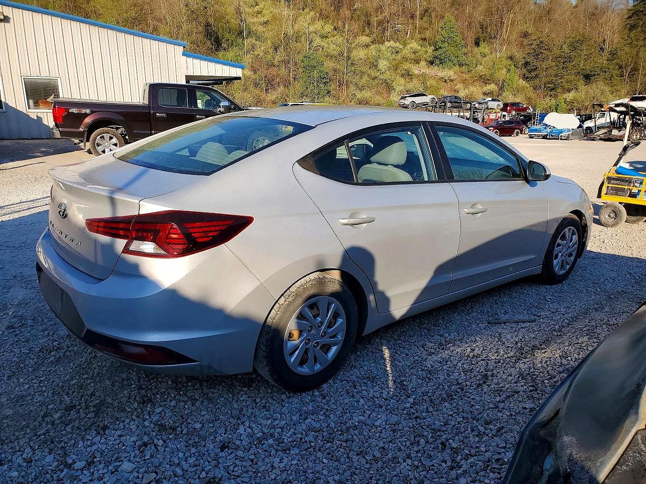 2019 HYUNDAI ELANTRA SE photo 5