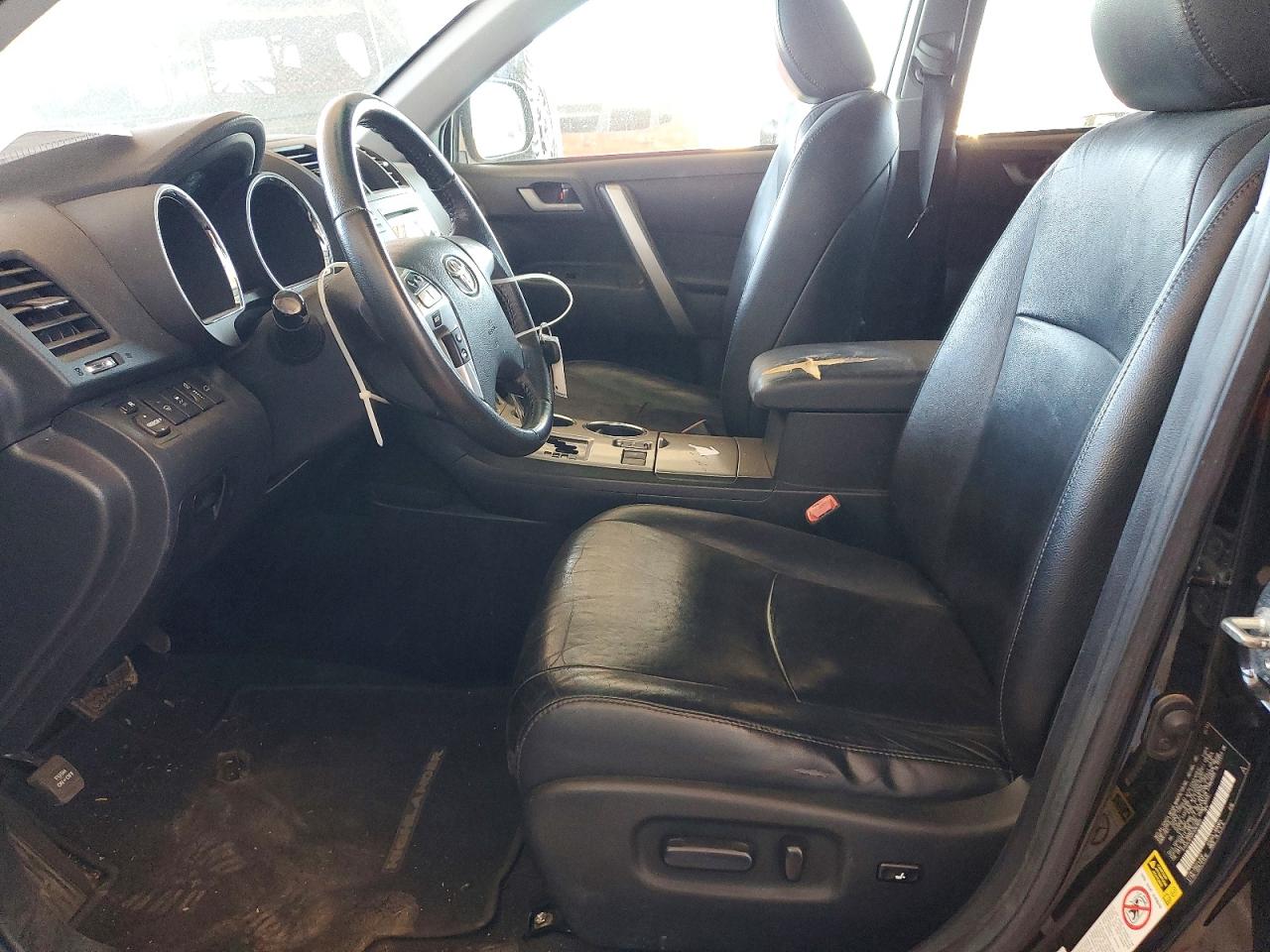 2012 TOYOTA HIGHLANDER SE photo 13