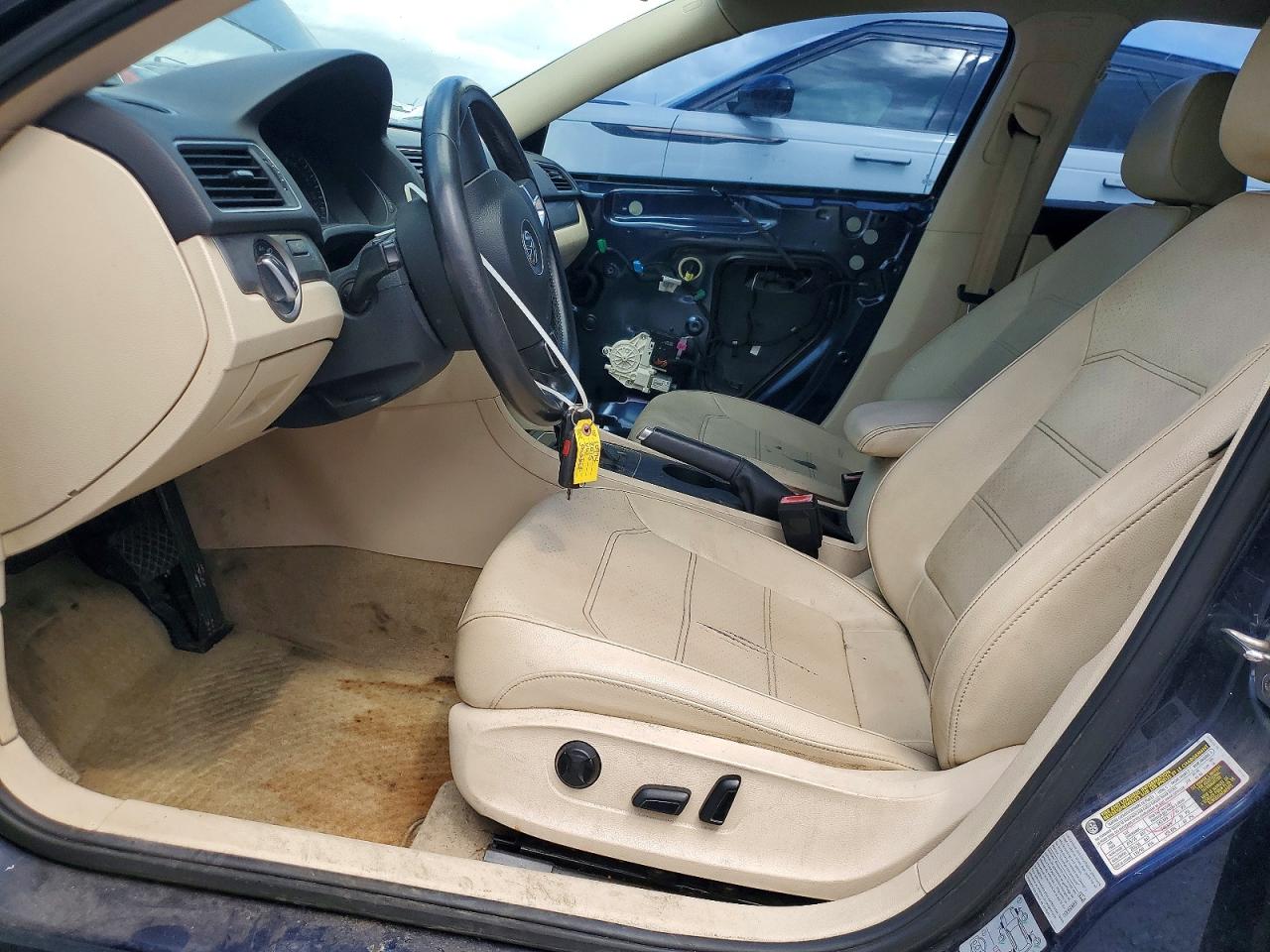 2015 VOLKSWAGEN PASSAT S photo 19