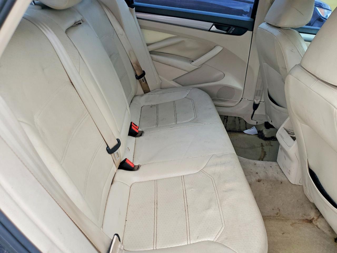 2015 VOLKSWAGEN PASSAT S photo 28