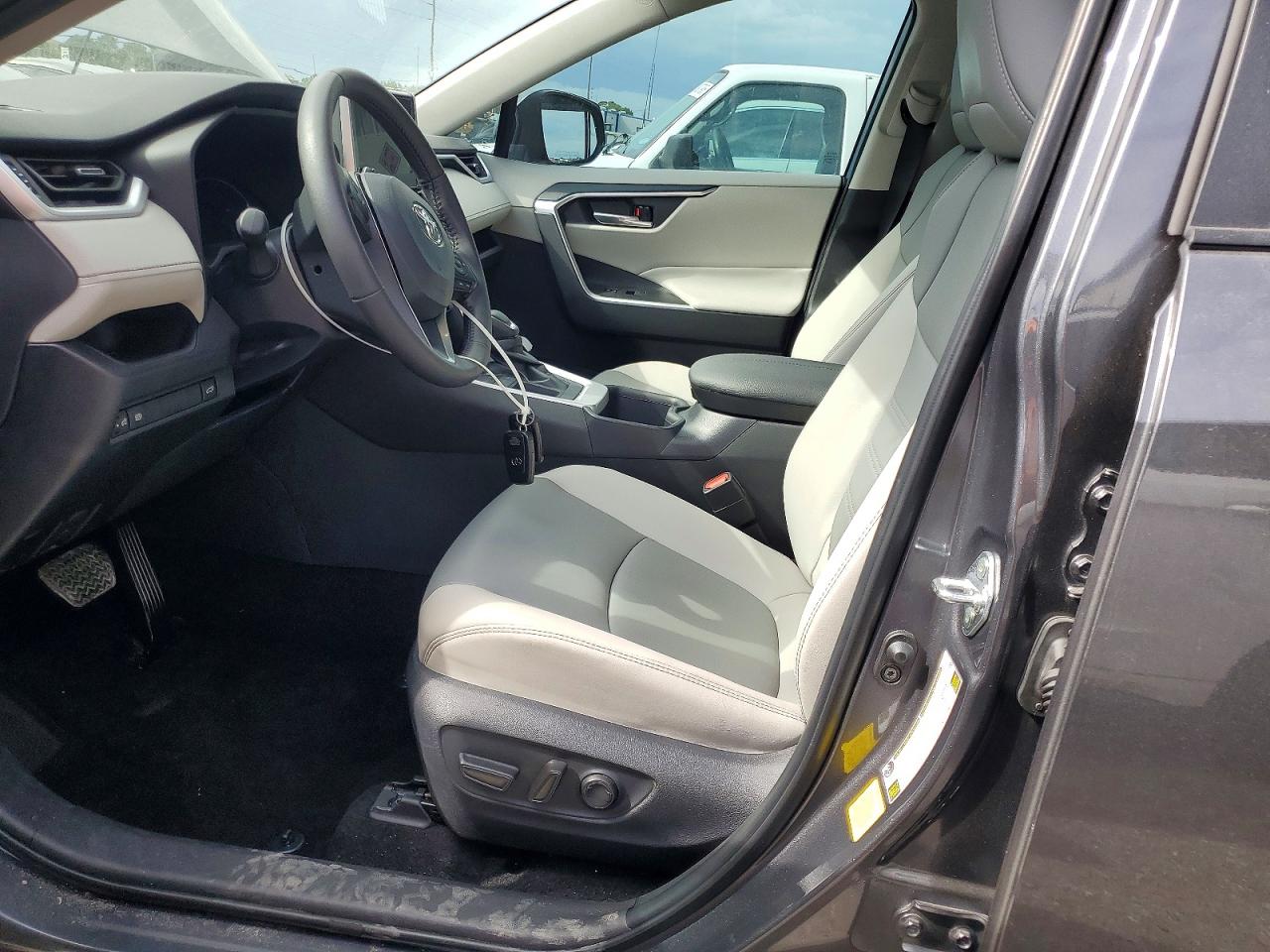 2025 TOYOTA RAV4 XLE PREMIUM photo 19