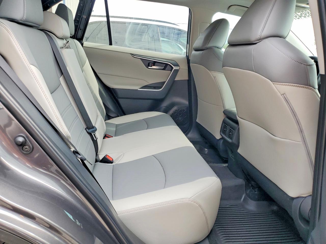 2025 TOYOTA RAV4 XLE PREMIUM photo 31