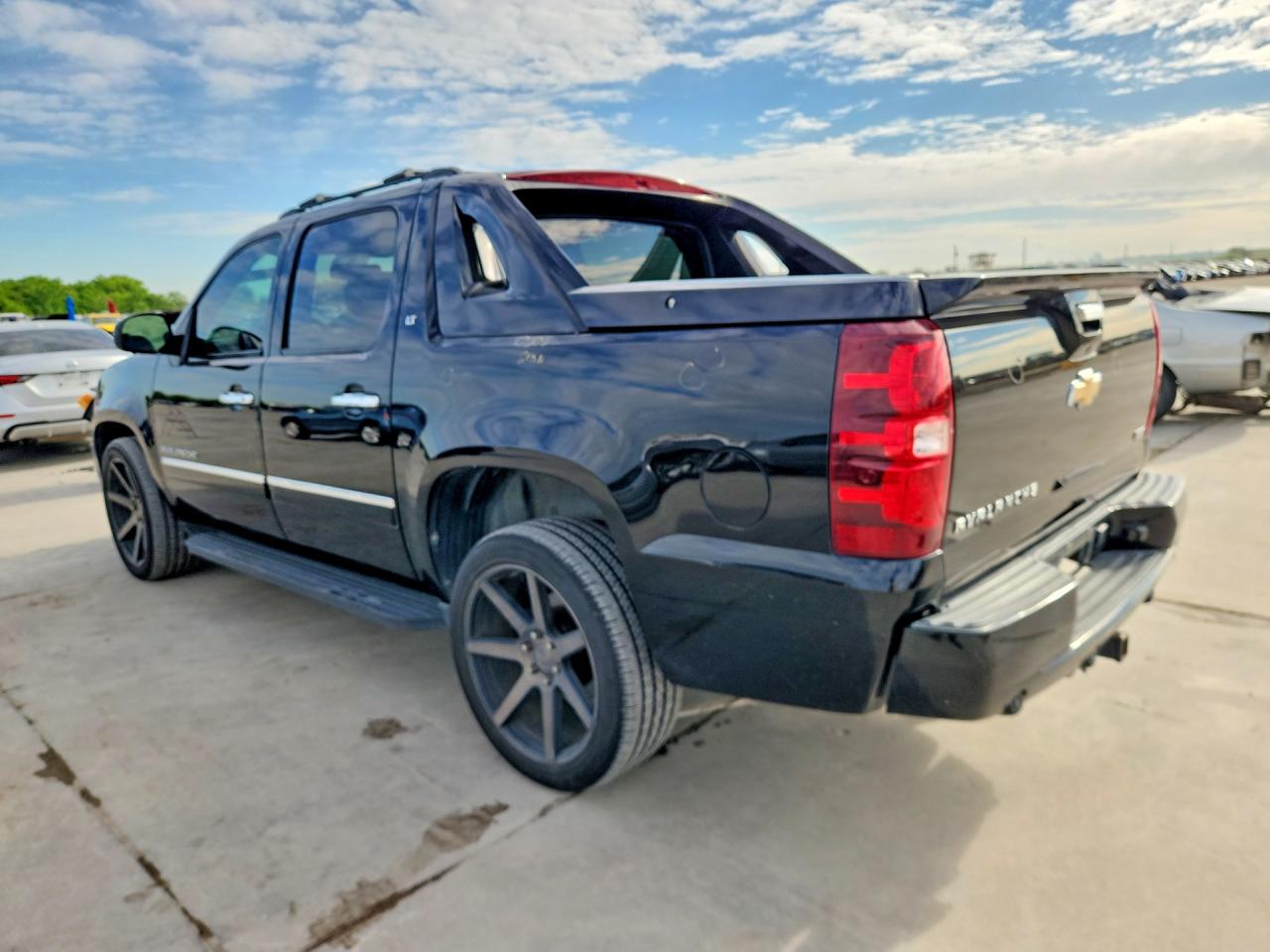 2011 CHEVROLET AVALANCHE LT photo 3