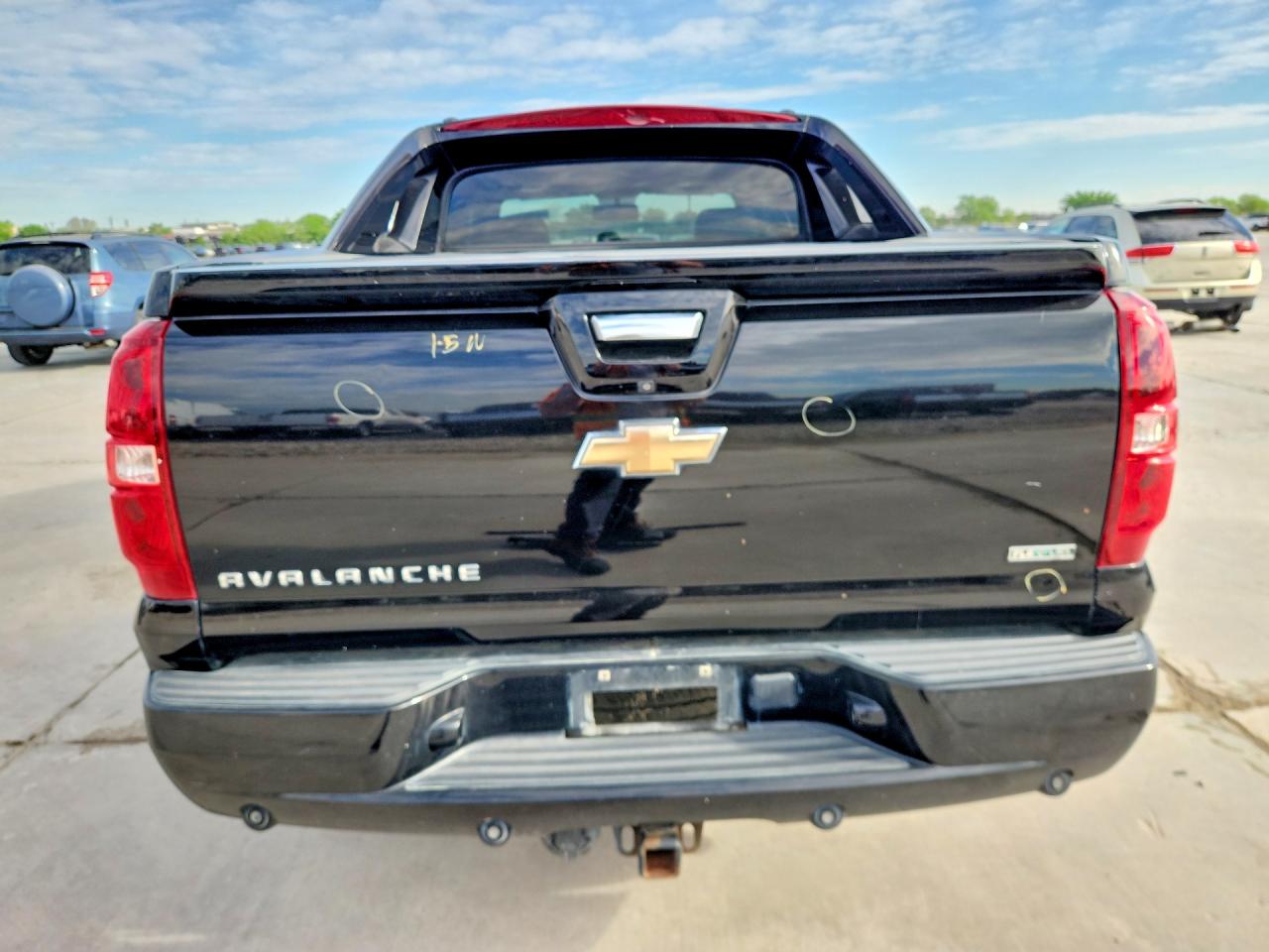 2011 CHEVROLET AVALANCHE LT photo 11