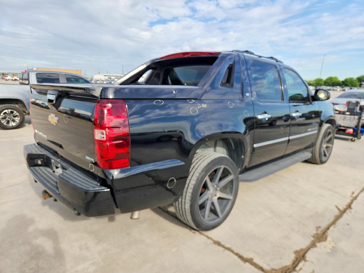 2011 CHEVROLET AVALANCHE LT photo 5