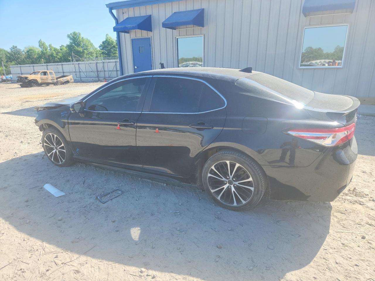 2020 TOYOTA CAMRY SE photo 4