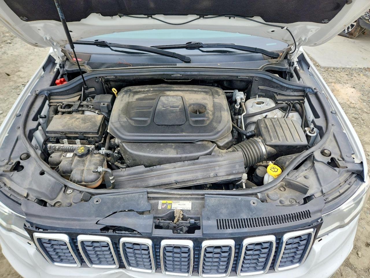 2019 JEEP GRAND CHEROKEE LAREDO photo 23