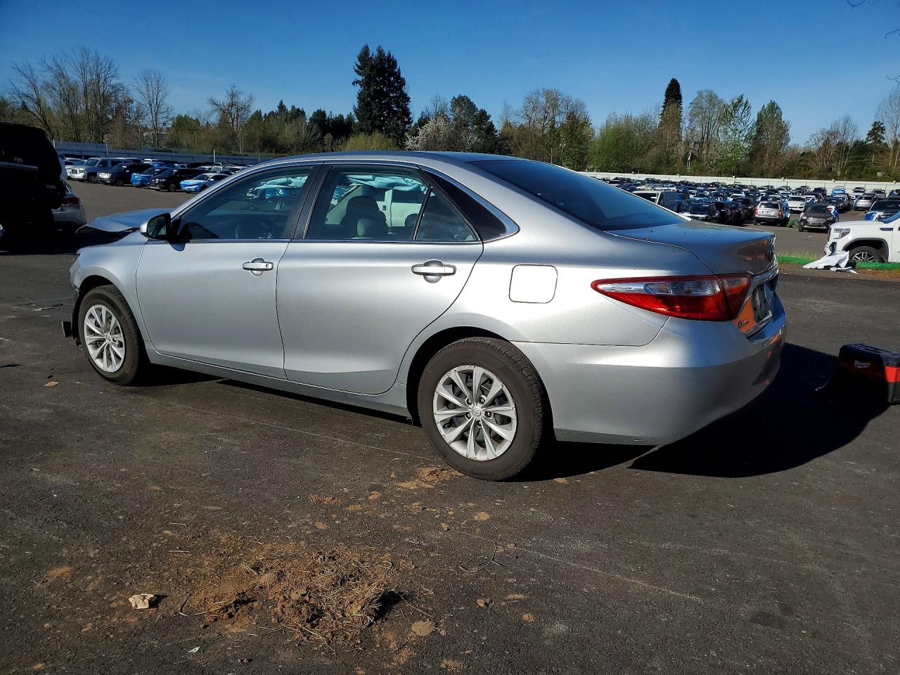 2015 TOYOTA CAMRY LE photo 3