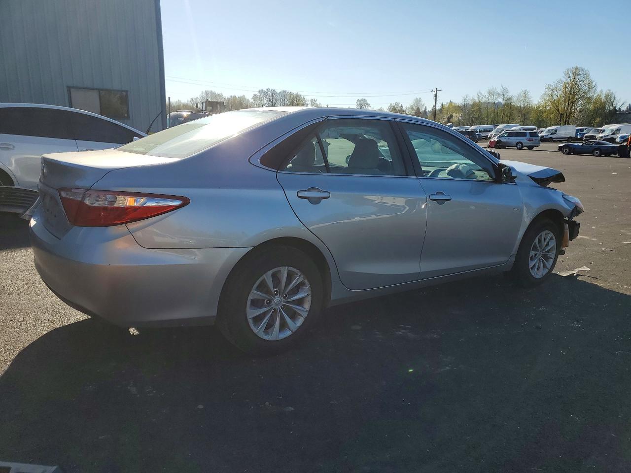 2015 TOYOTA CAMRY LE photo 5