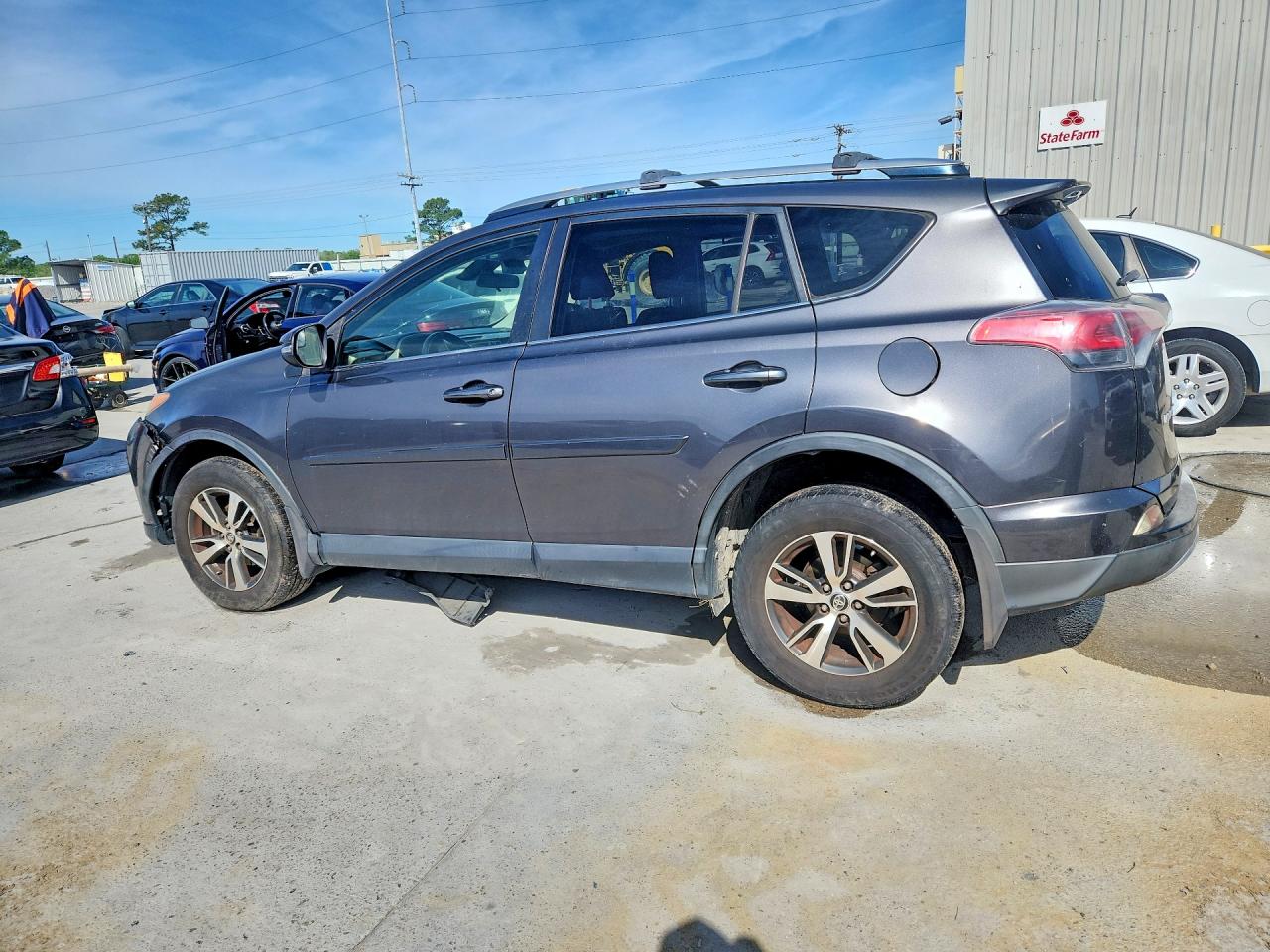 2017 TOYOTA RAV4 XLE photo 3