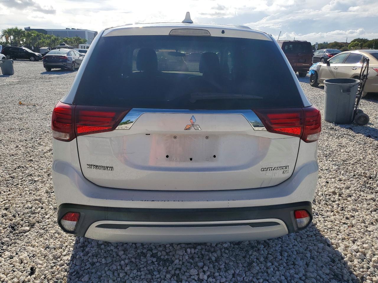 2019 MITSUBISHI OUTLANDER SE photo 11