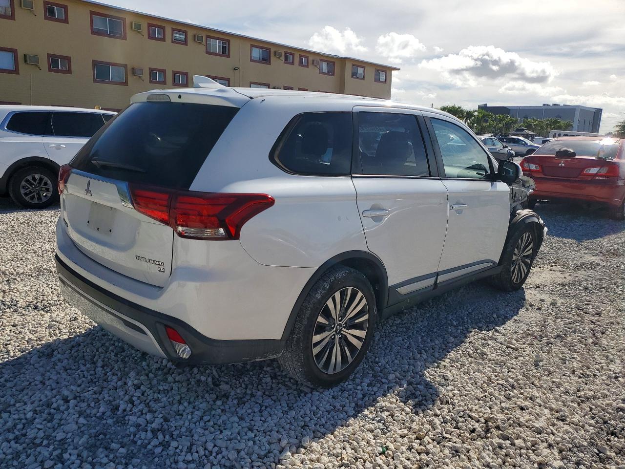 2019 MITSUBISHI OUTLANDER SE photo 5