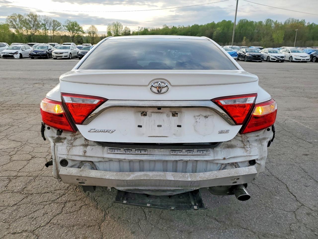 2017 TOYOTA CAMRY SE photo 16