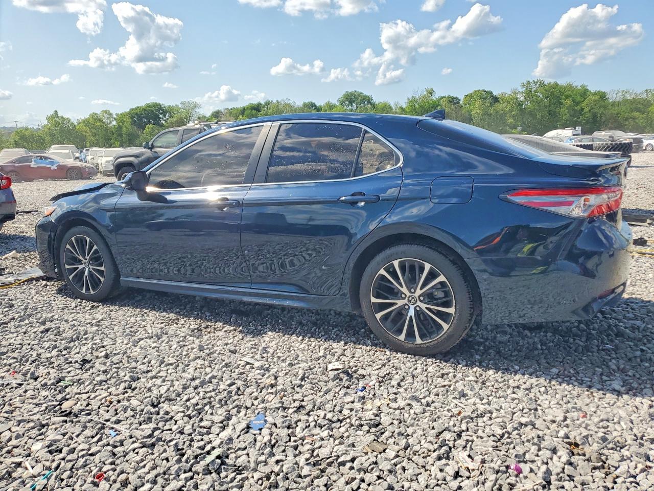 2019 TOYOTA CAMRY SE photo 2