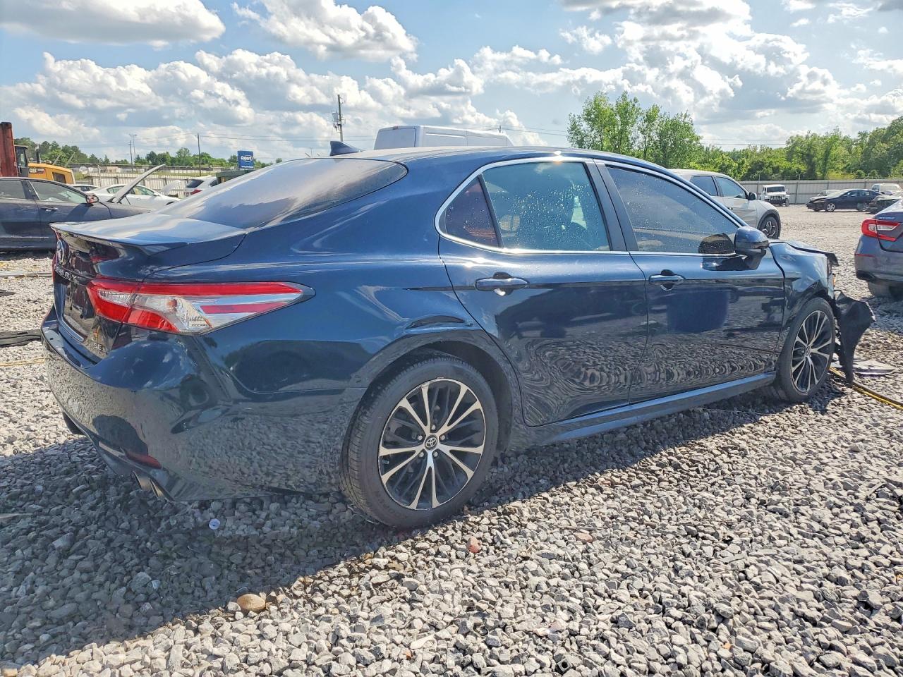 2019 TOYOTA CAMRY SE photo 3