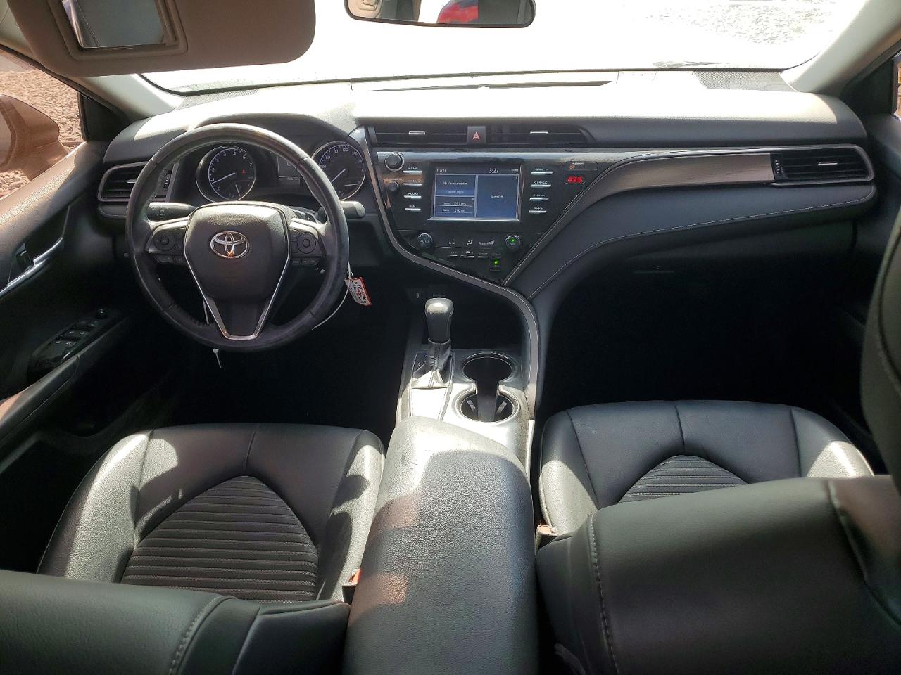 2019 TOYOTA CAMRY SE photo 8
