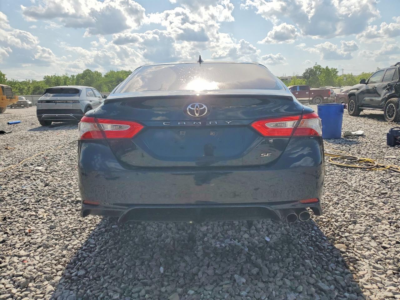 2019 TOYOTA CAMRY SE photo 6