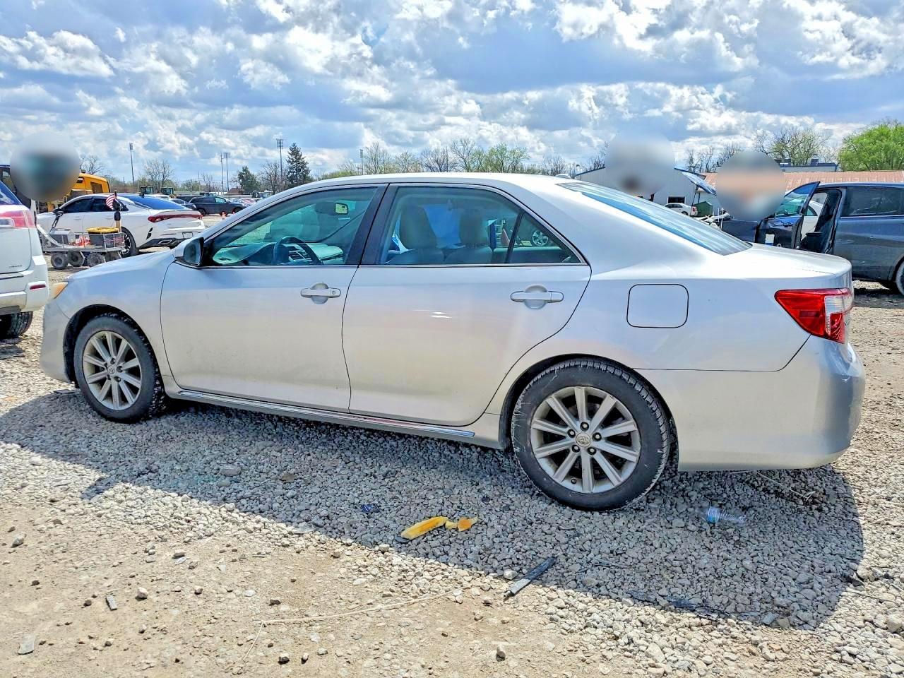 2014 TOYOTA CAMRY XLE photo 3