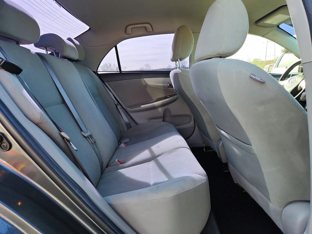 2013 TOYOTA COROLLA LE photo 28