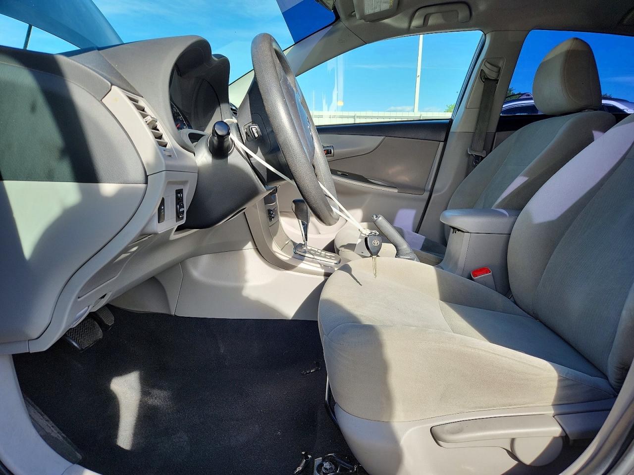 2013 TOYOTA COROLLA LE photo 19