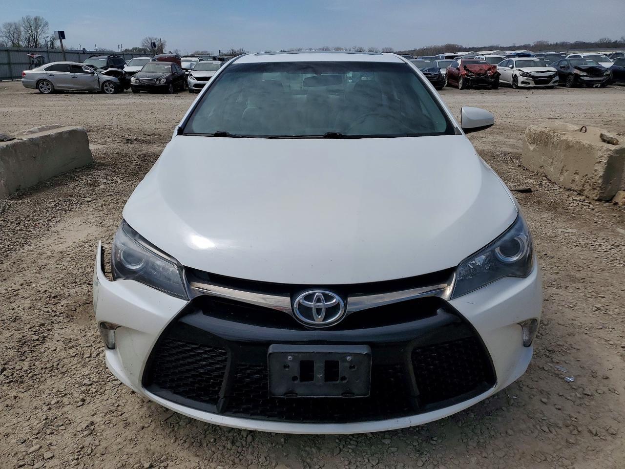2016 TOYOTA CAMRY SE photo 13