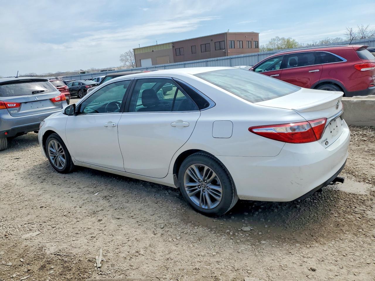 2016 TOYOTA CAMRY SE photo 4