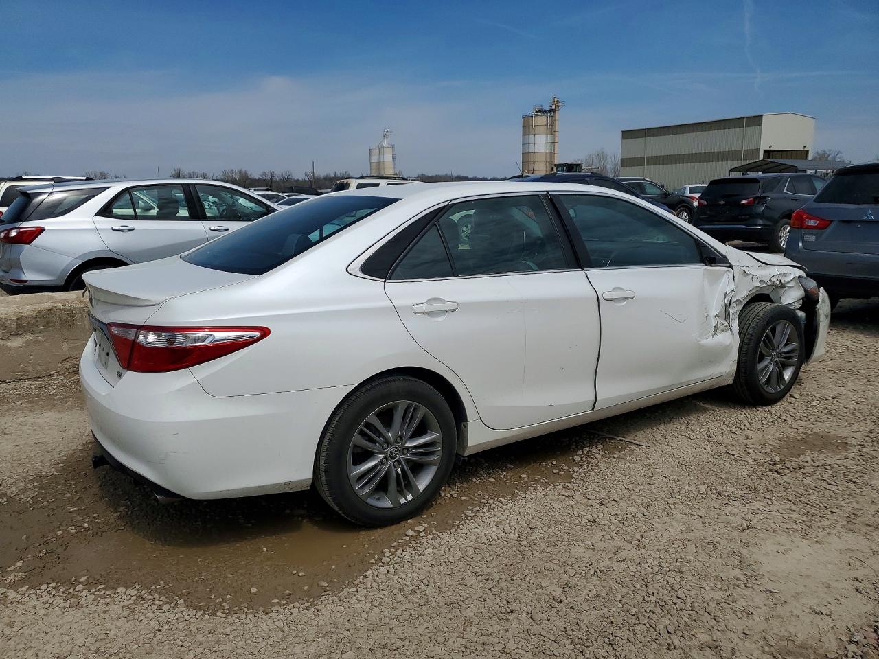 2016 TOYOTA CAMRY SE photo 7