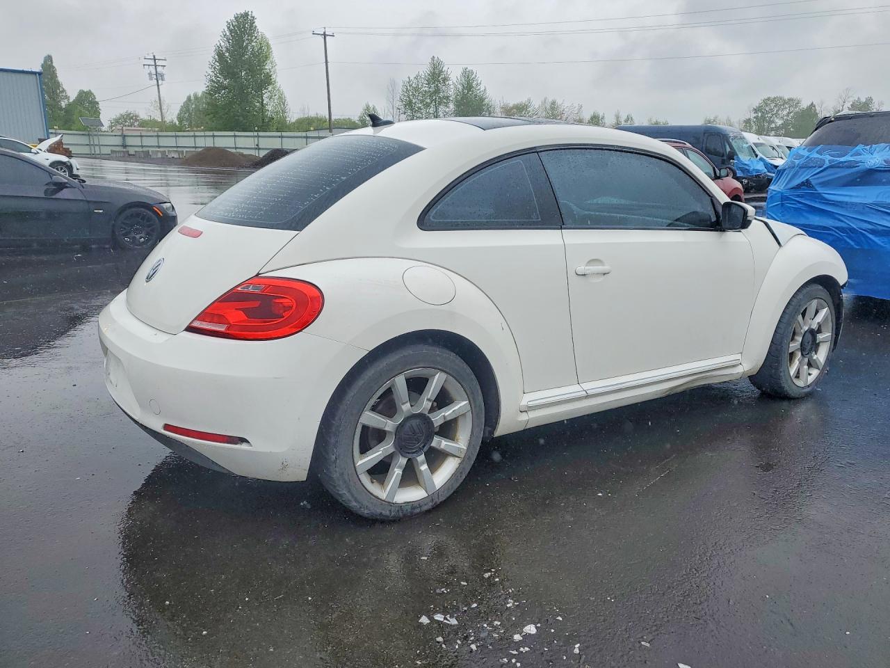 2013 VOLKSWAGEN BEETLE photo 5