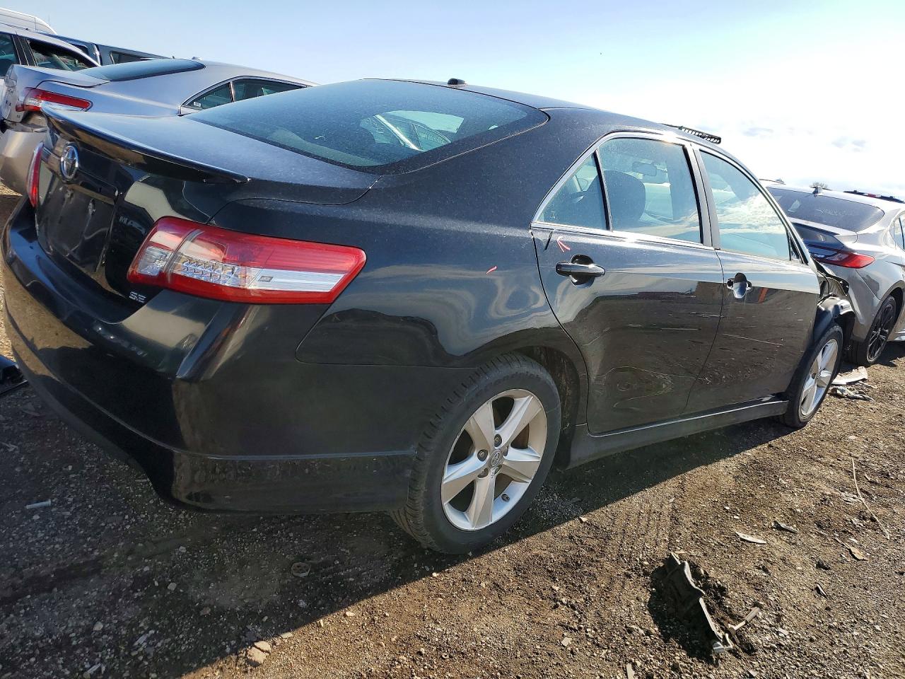 2011 TOYOTA CAMRY SE photo 3