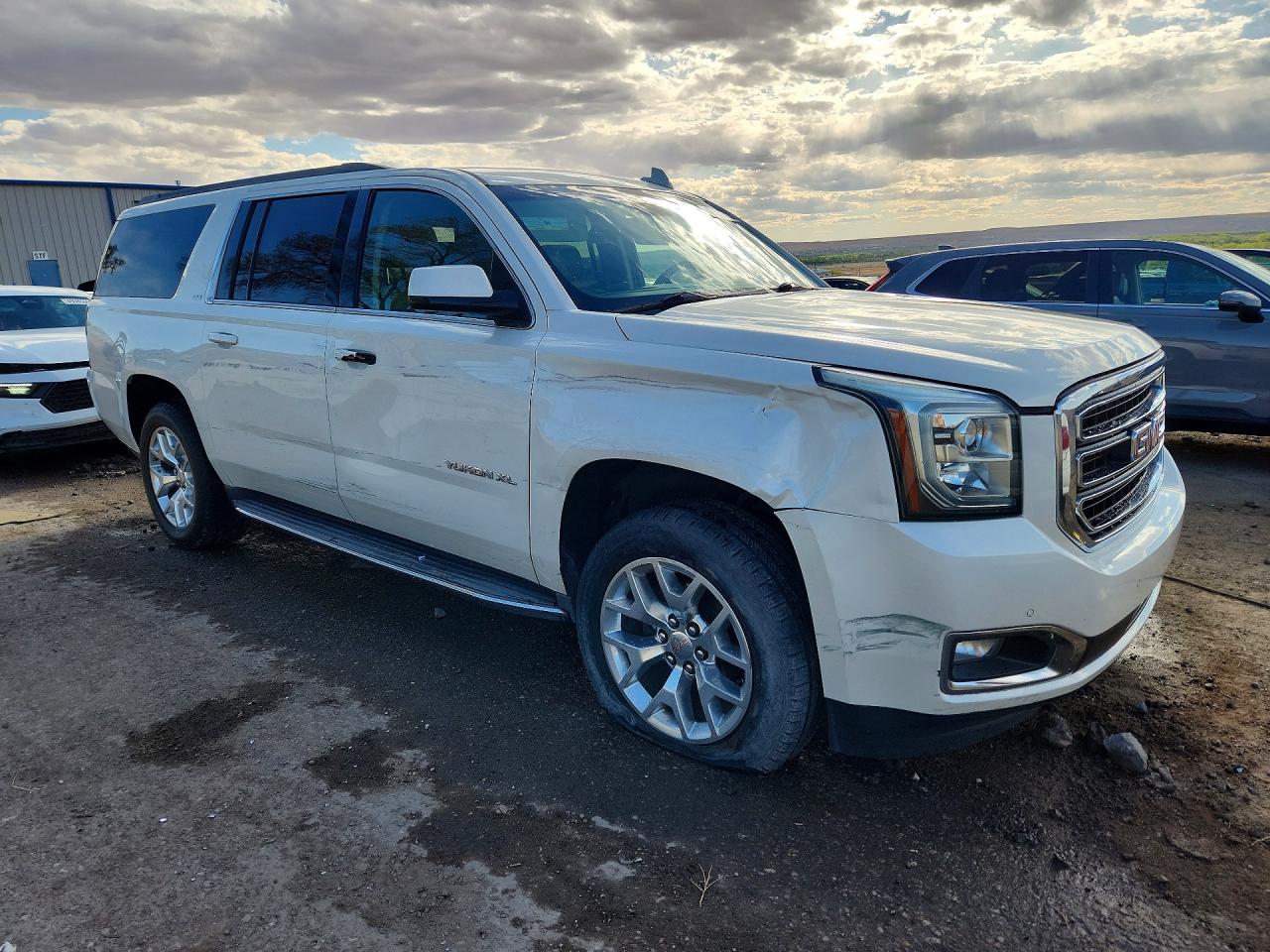 2015 GMC YUKON XL C1500 SLT photo 4
