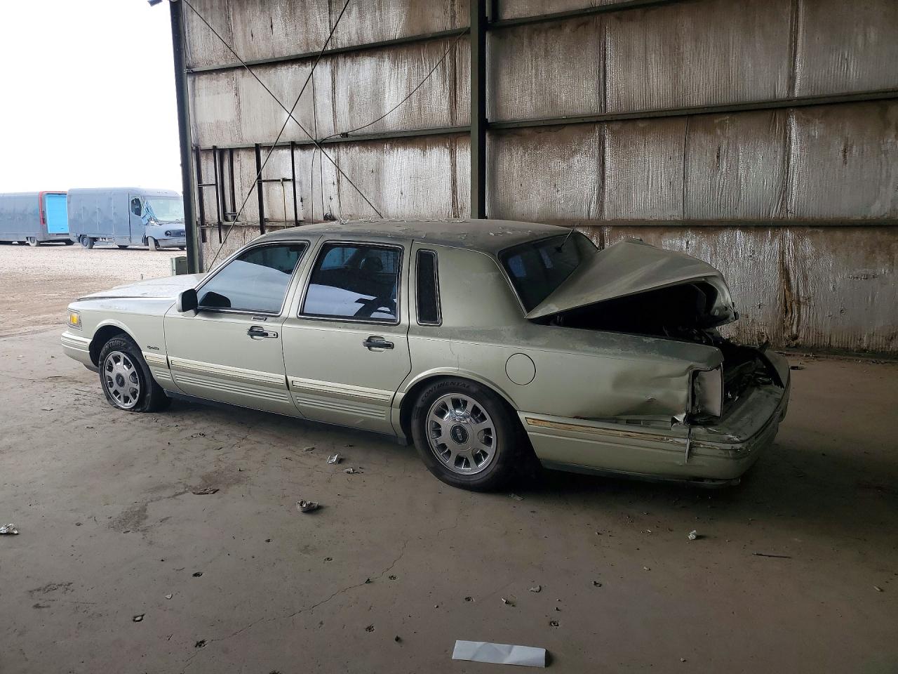 1997 LINCOLN TOWN CAR SIGNATURE photo 2