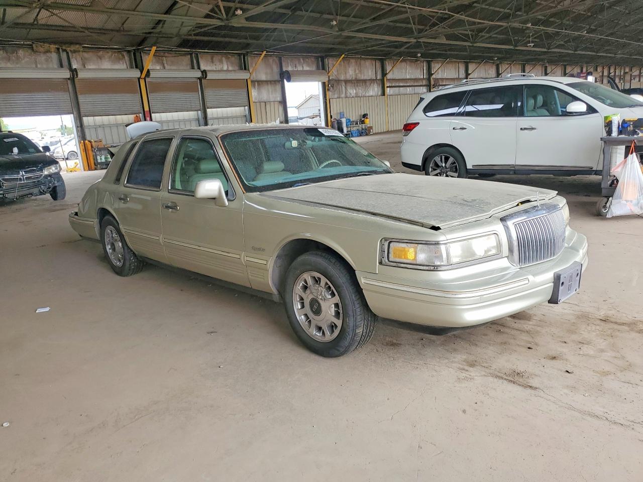 1997 LINCOLN TOWN CAR SIGNATURE photo 4
