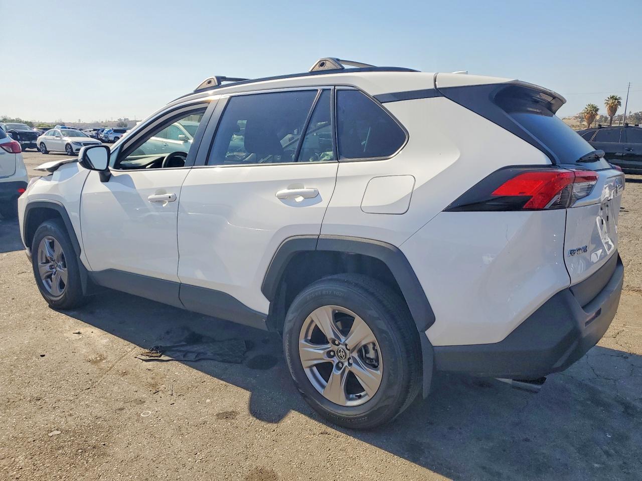 2022 TOYOTA RAV4 XLE photo 3