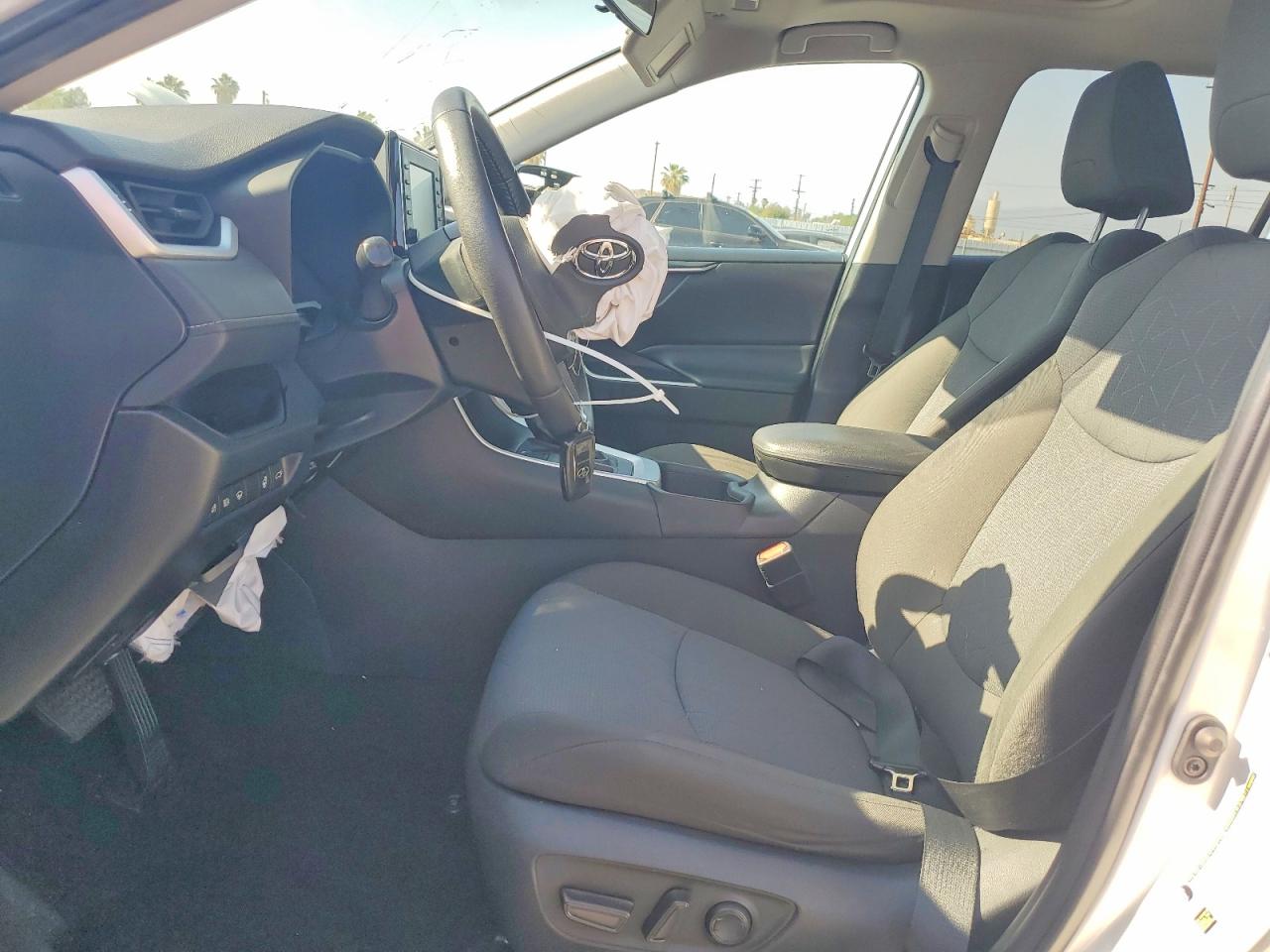 2022 TOYOTA RAV4 XLE photo 13