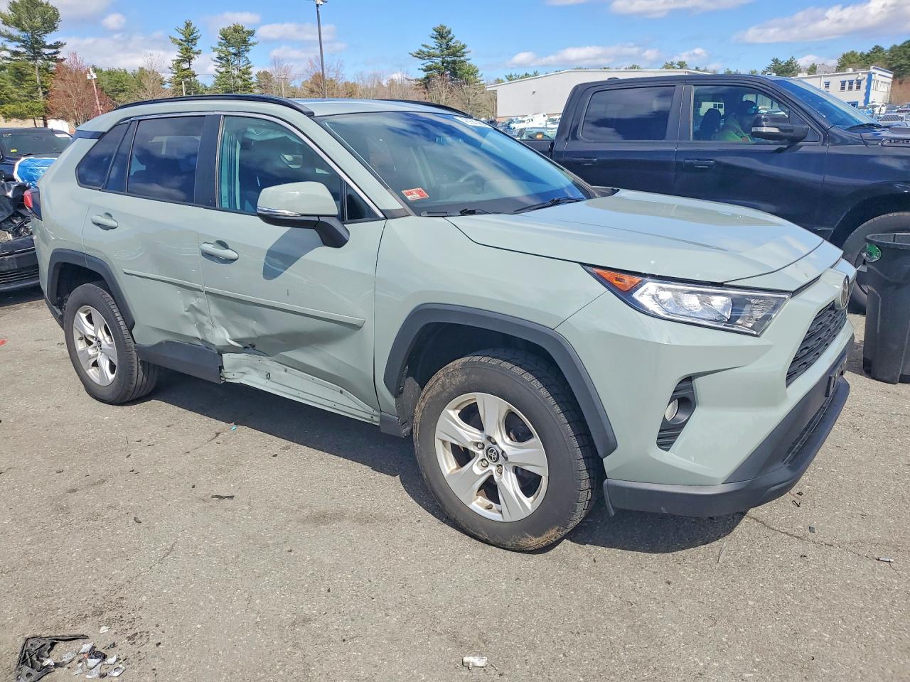 2021 TOYOTA RAV4 XLE photo 4