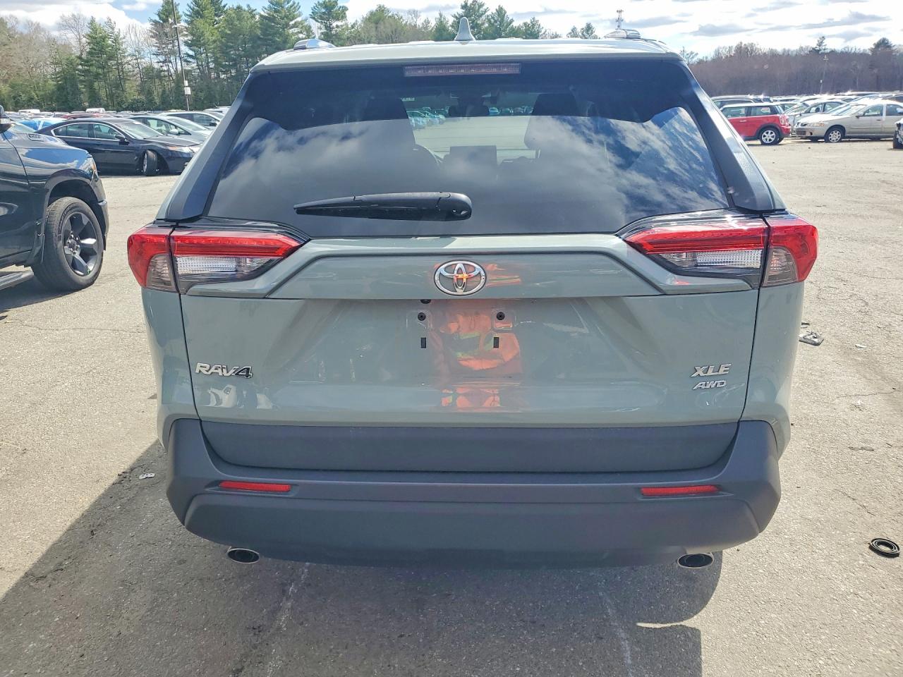 2021 TOYOTA RAV4 XLE photo 6