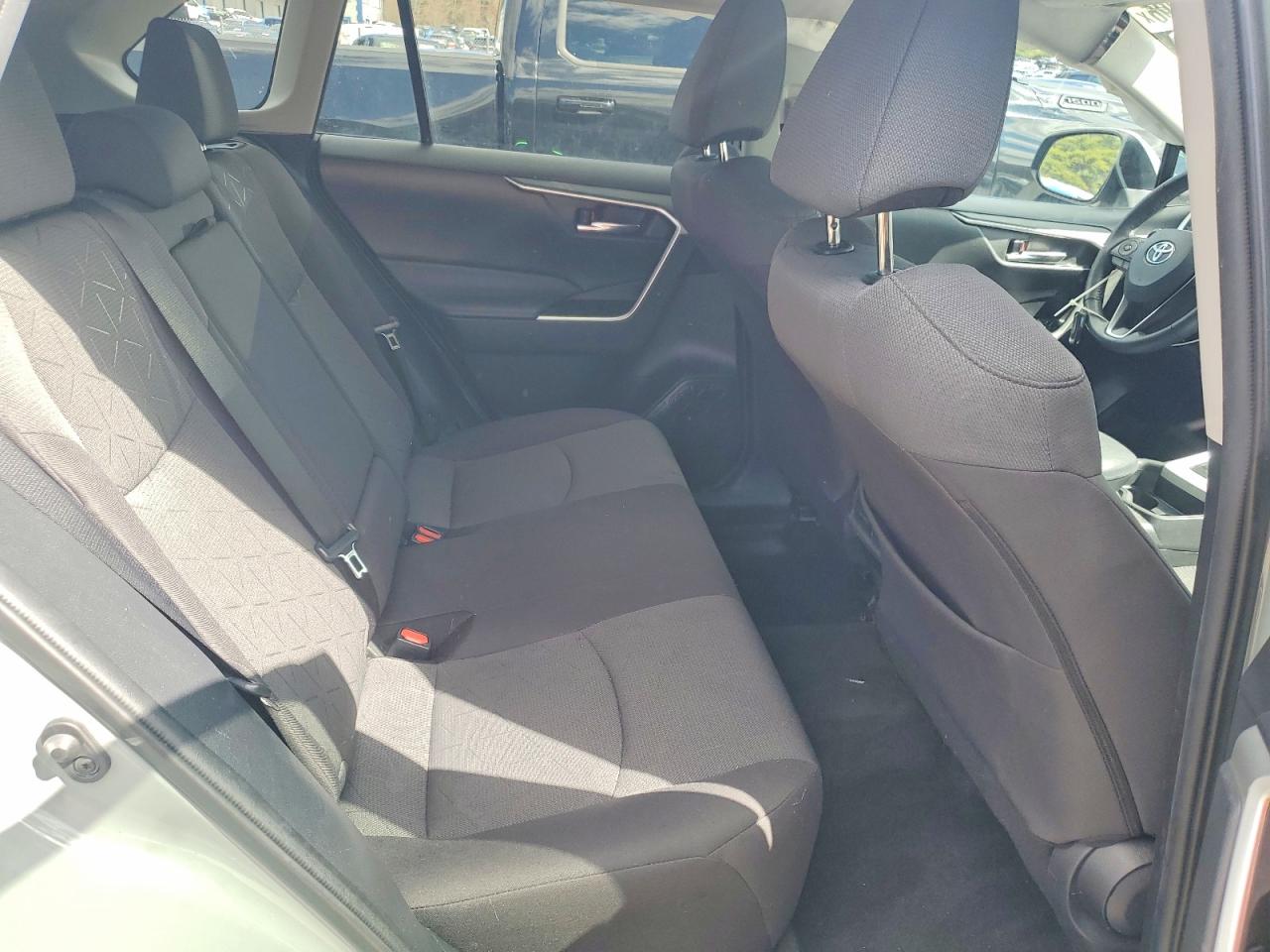 2021 TOYOTA RAV4 XLE photo 11