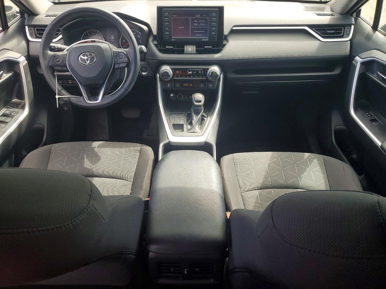 2021 TOYOTA RAV4 XLE photo 8
