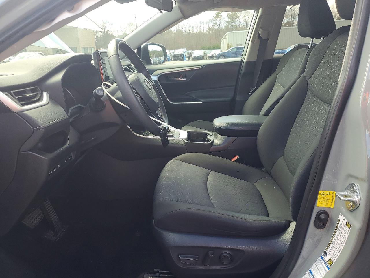 2021 TOYOTA RAV4 XLE photo 7