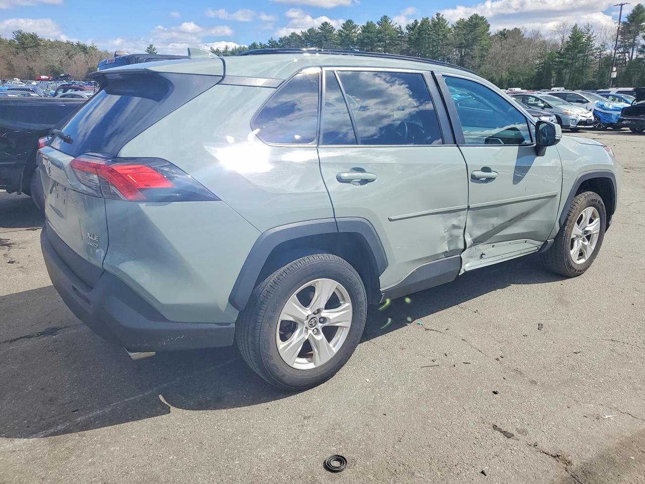 2021 TOYOTA RAV4 XLE photo 3