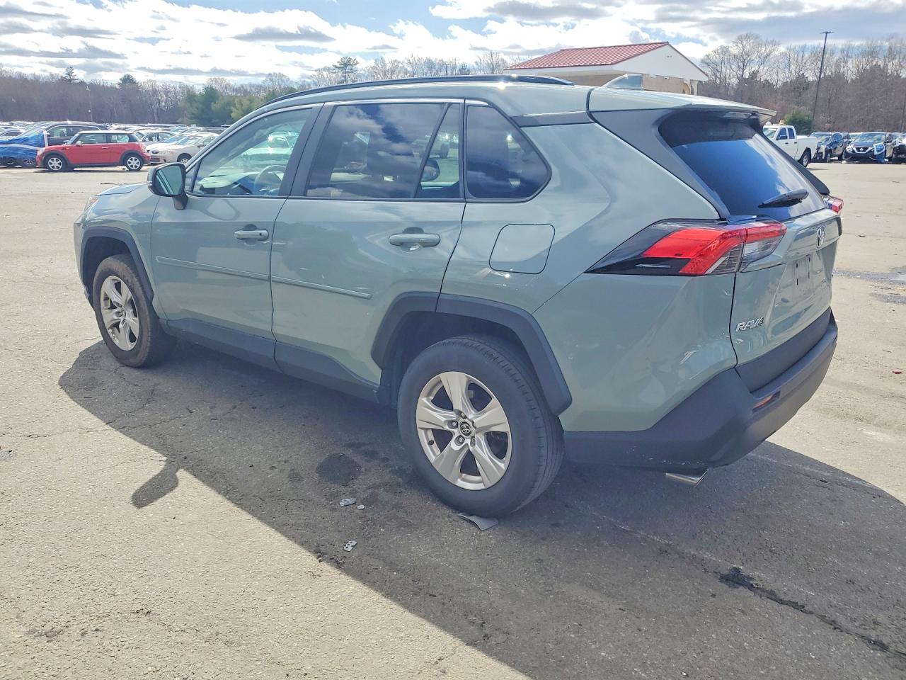 2021 TOYOTA RAV4 XLE photo 2