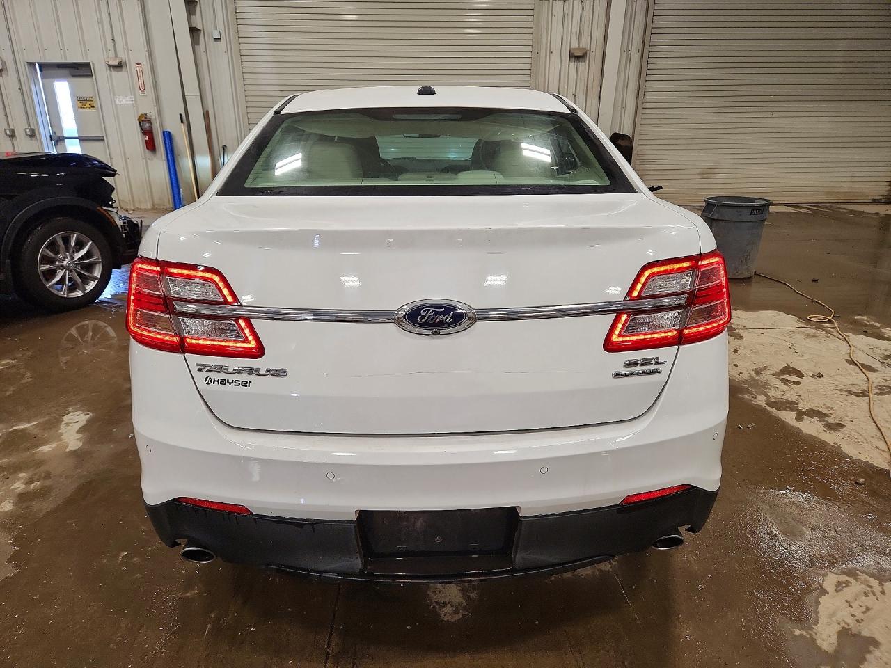 2015 FORD TAURUS SEL photo 11