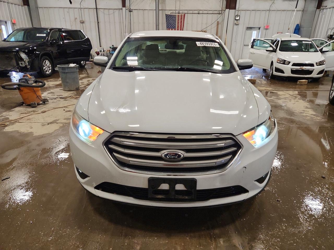 2015 FORD TAURUS SEL photo 9