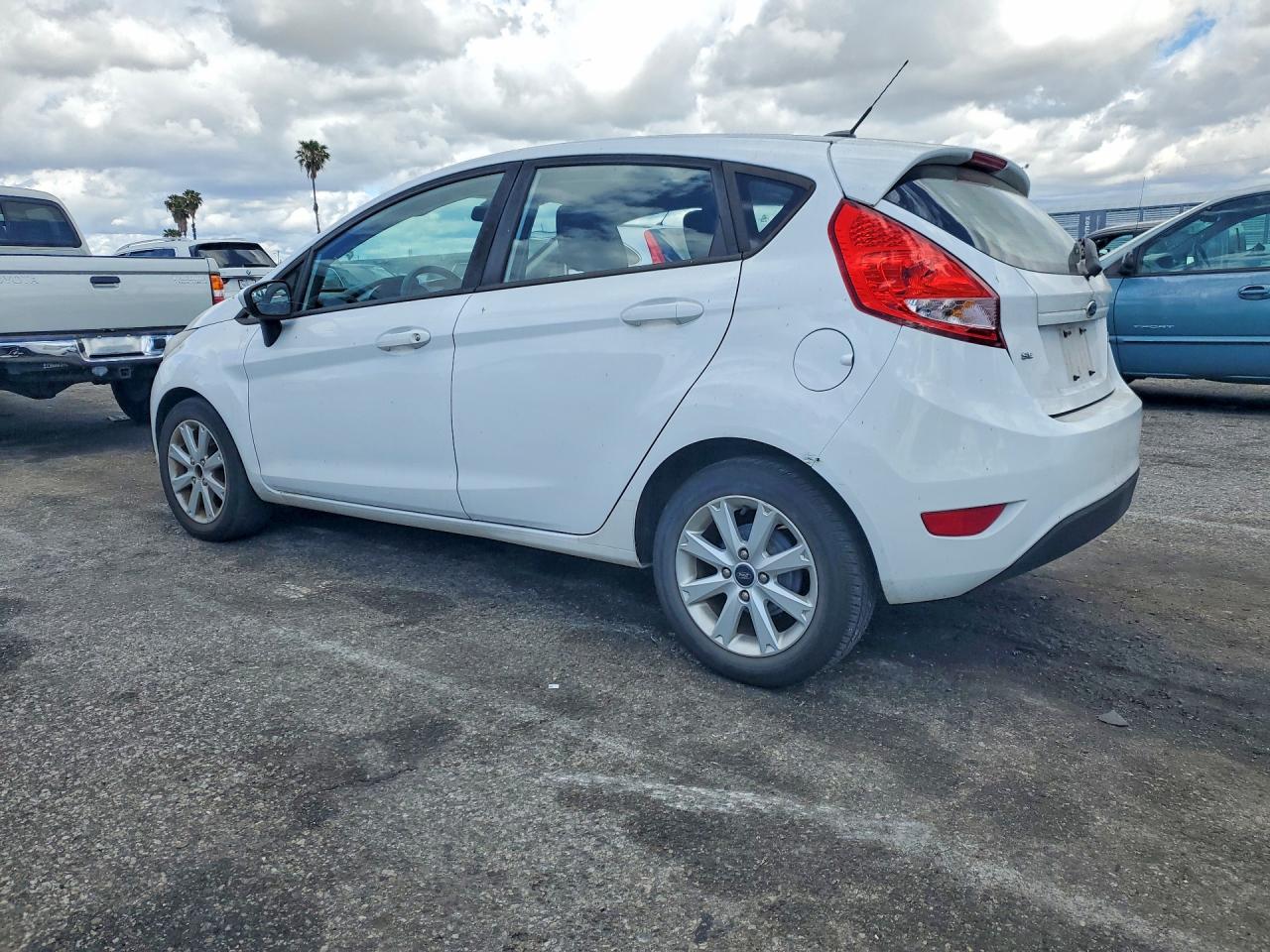 2011 FORD FIESTA SE photo 2