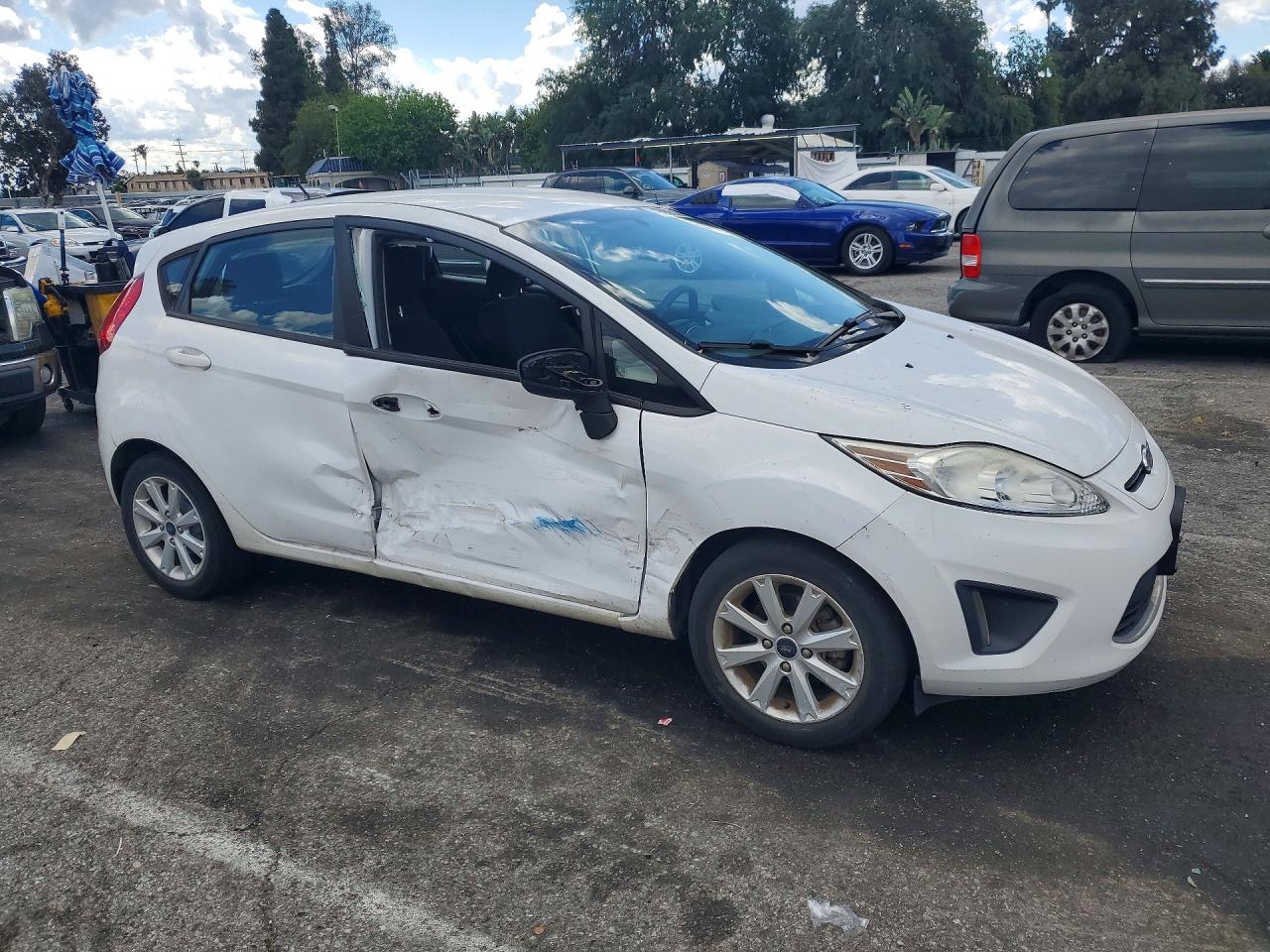 2011 FORD FIESTA SE photo 4